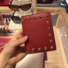 프라이빗 세일  발렌티노 락스터드 콤팩트 반지갑 VALENTINO ROCKSTUD COMPACT WALLET MW0P0682BOL